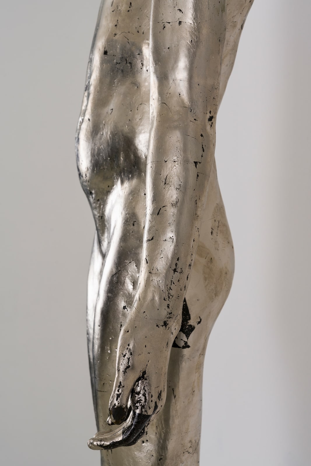 Kiki Smith, Untitled, 1995, palladium leaf on silicon bronze, 123,8 x 41,3 x 28,6 cm, photo credit Maximilian Geuer