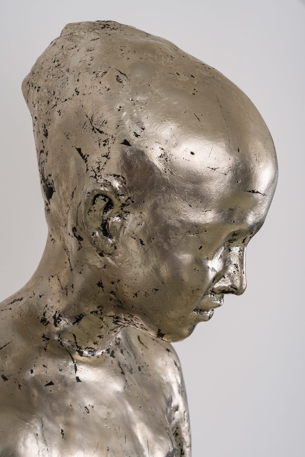 Kiki Smith, Untitled, 1995, palladium leaf on silicon bronze, 123,8 x 41,3 x 28,6 cm, photo credit Maximilian Geuer