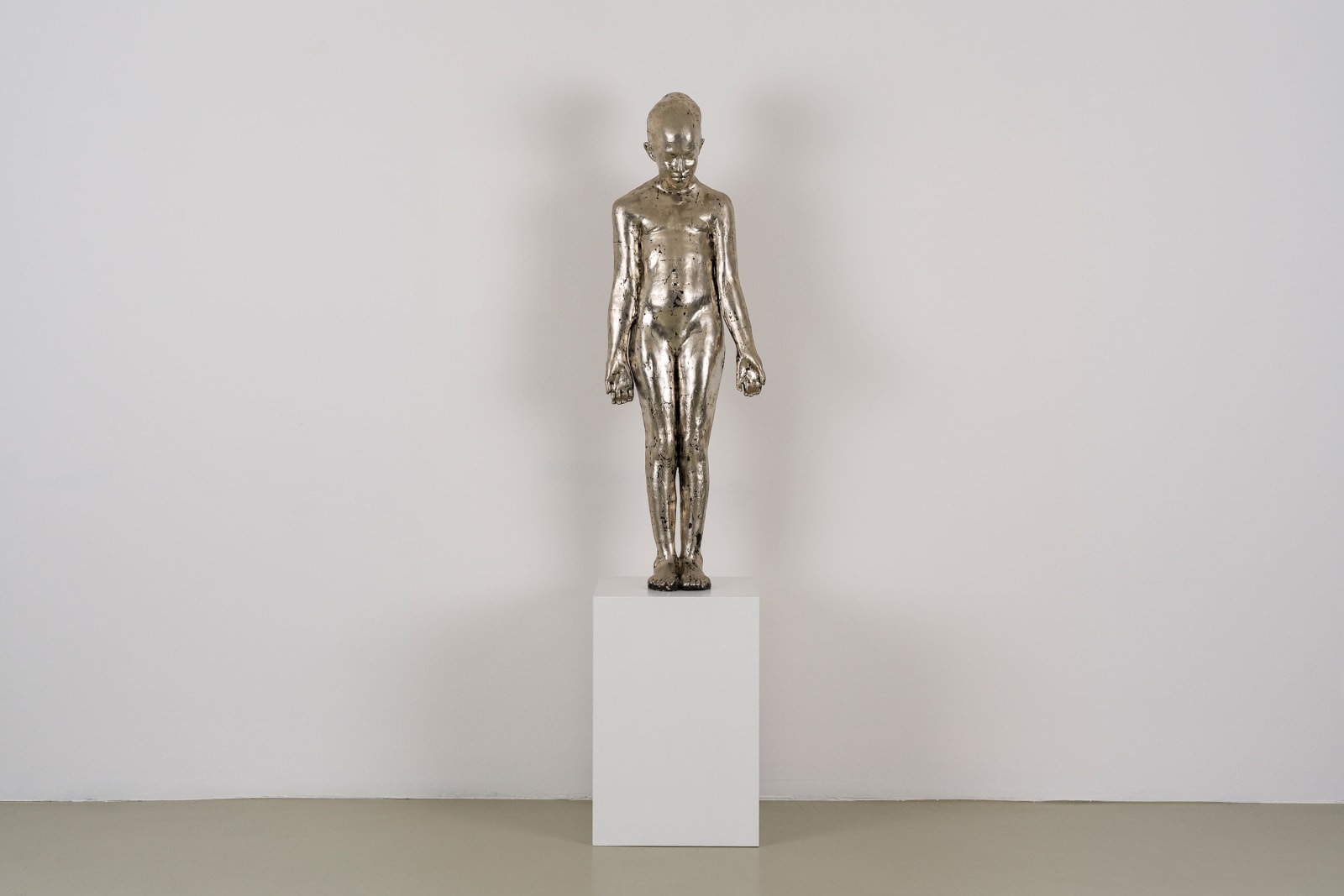 Kiki Smith, Untitled, 1995, palladium leaf on silicon bronze, 123,8 x 41,3 x 28,6 cm, photo credit Maximilian Geuer