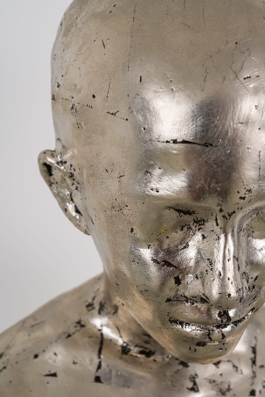 Kiki Smith, Untitled, 1995, palladium leaf on silicon bronze, 123,8 x 41,3 x 28,6 cm, photo credit Maximilian Geuer