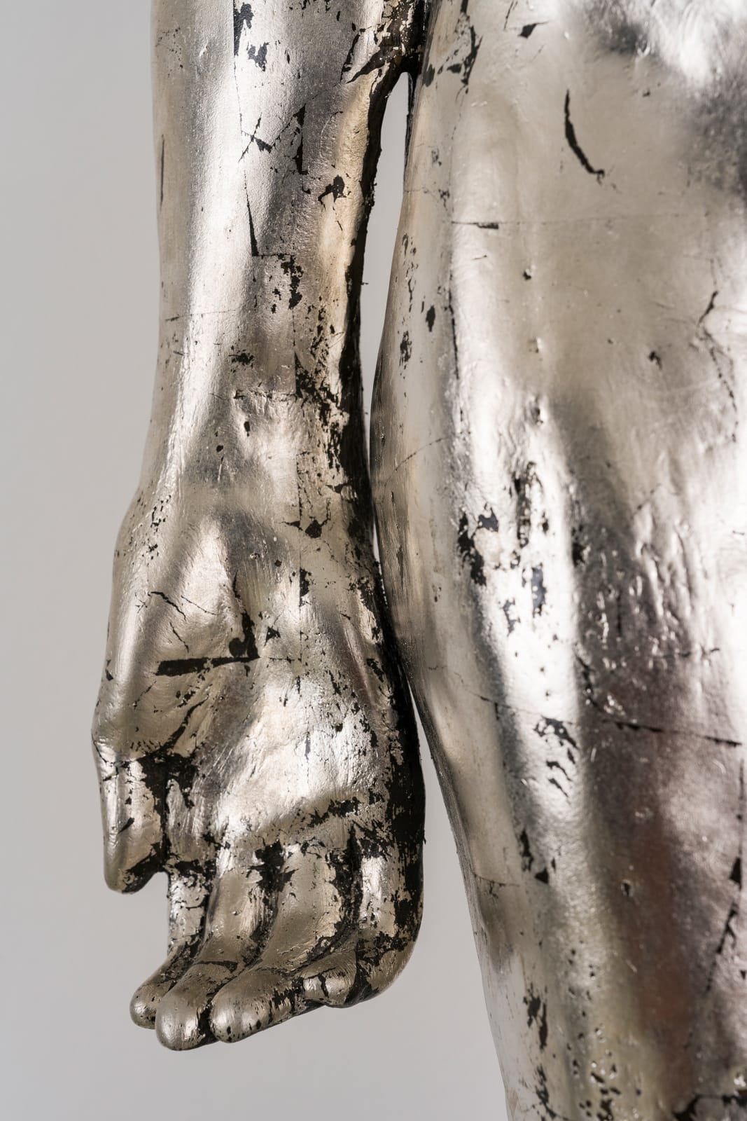 Kiki Smith, Untitled, 1995, palladium leaf on silicon bronze, 123,8 x 41,3 x 28,6 cm, photo credit Maximilian Geuer