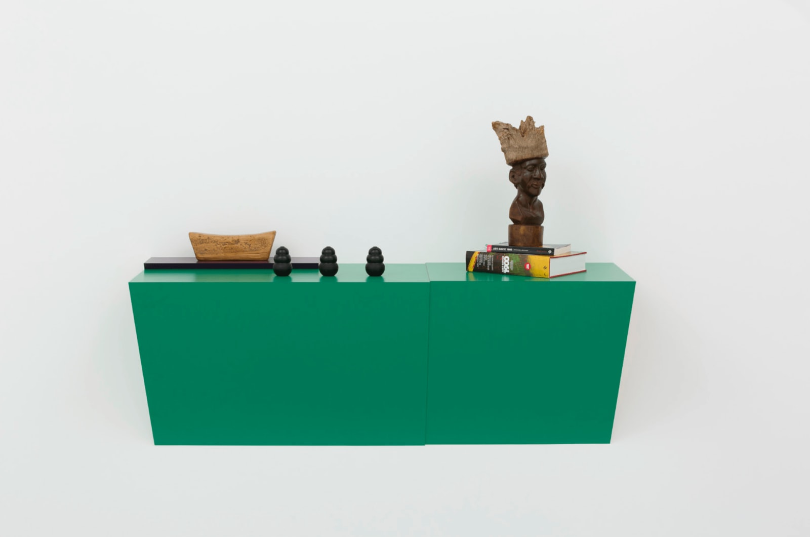 Haim Steinbach, Field lunch with game theory, 2022