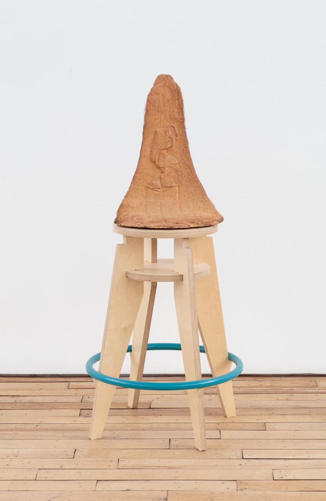 Pam Lins, she swipes shallow space by the slide drawer (impressing), 2018