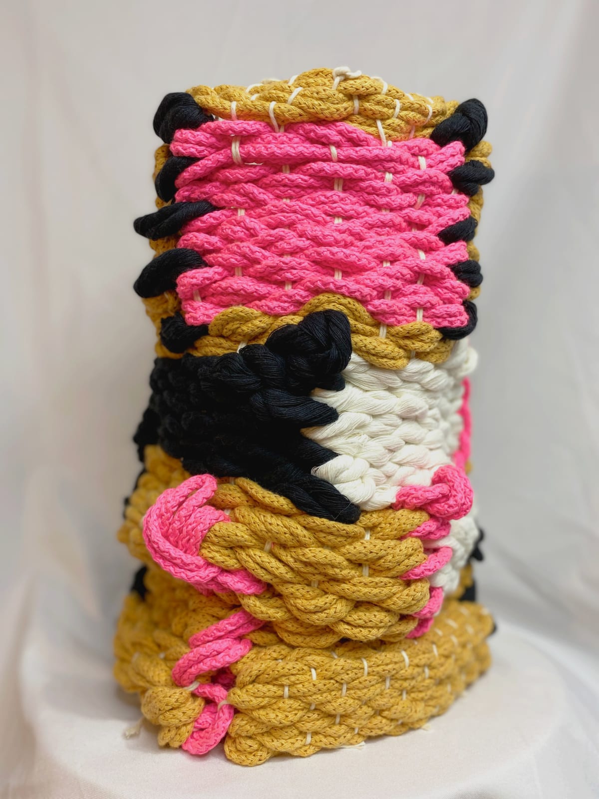 Mariadela Araujo, Vase - pink