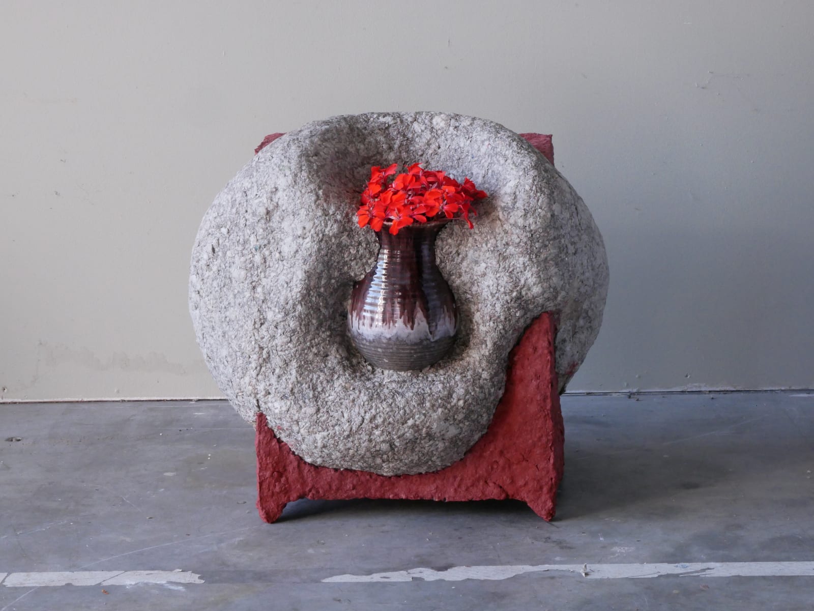 Frits Achten, Inbedded vase, 2025