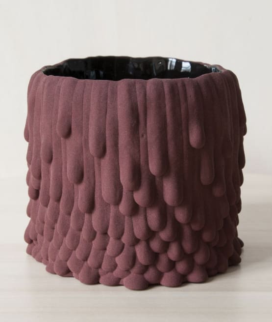 Cécile Bichon, Cache-pot souche basaltique rose brique au coeur noir brillant