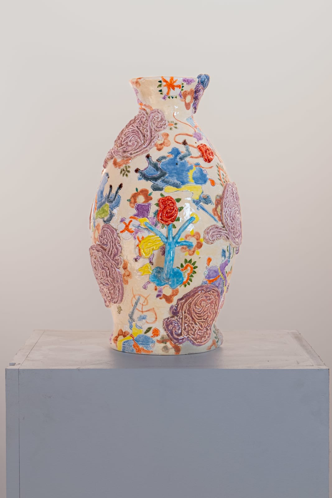 Fons van Laar, Decorative ceramic vase with large pink details and a rose at the centre. There are also images of various flowers and knights on horses around the vase.