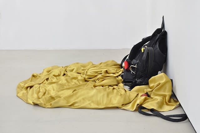 Claire Fontaine, Parachute Doré, 2010