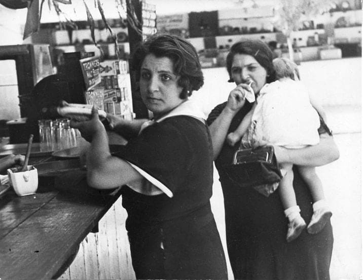 Walker Evans, Two Women at a Snack Bar, 1929