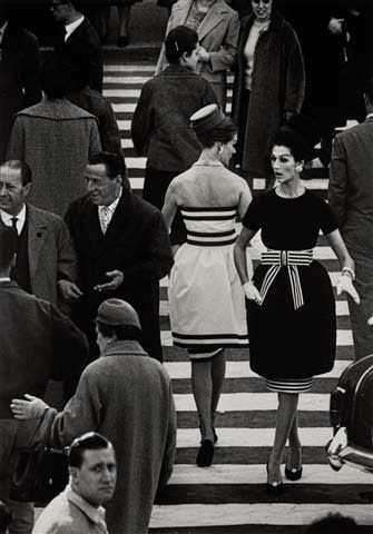 William Klein, Men + Mina + Simone, Piazza di Spagna, Rome (Variant), 1960