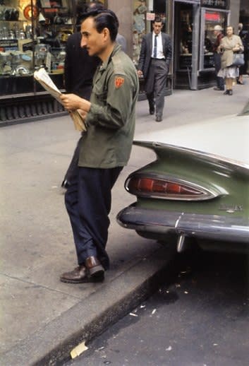 Helen Levitt, Untitled, New York (man leaning on car reading newspaper), 1971/1998