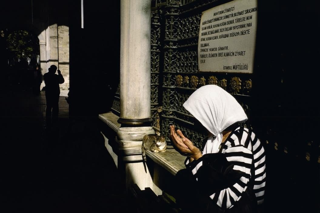 Alex Webb, Istanbul (outside mosque/prayers/cat), 2001