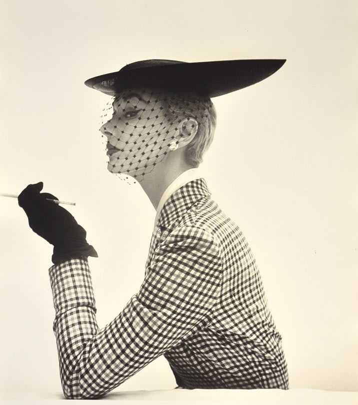 Irving Penn, Bicorne Skimmer Hat by Lilly Daché and Suit by Frost Brothers (Lisa Fonssagrives-Penn), 1949