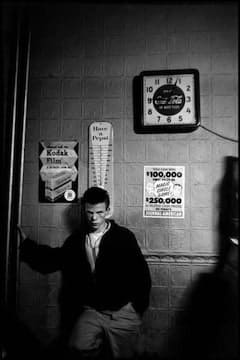 Bruce Davidson, Brooklyn Gang (boy under clock), 1959