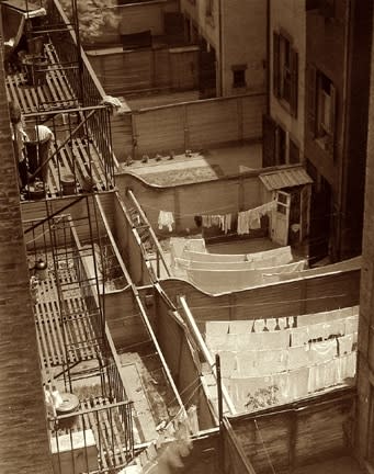 Edward Steichen, Backyards in New York, 1922