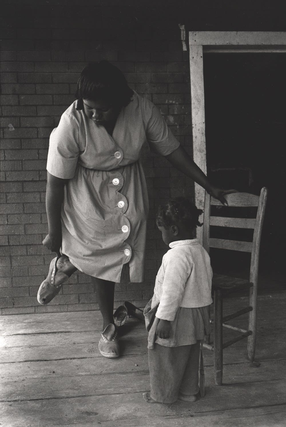 Constantine Manos, Untitled, Sharecroppers, South Carolina (mother putting on her shoe, child), 1965