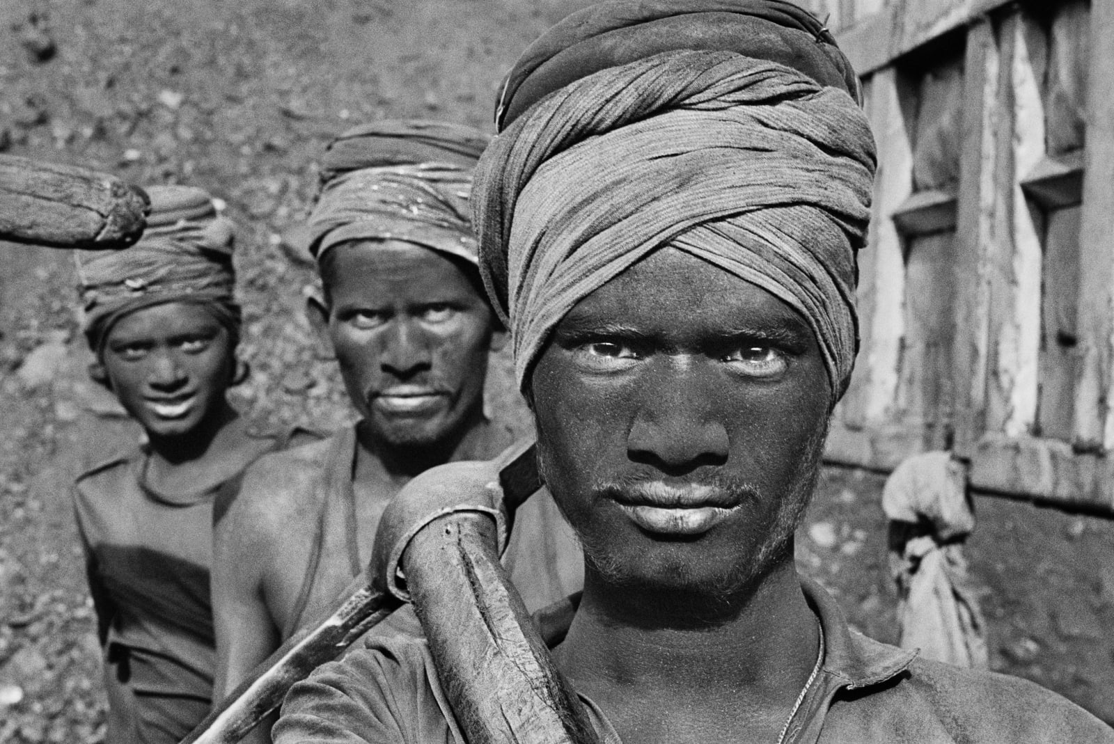 Sebastião Salgado, Coal mining in the Dhanbad, Bihar State, India, 1989