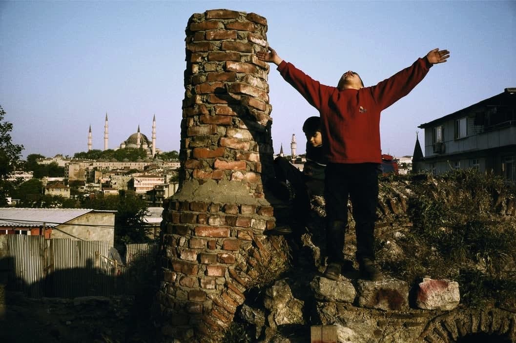 Alex Webb, Istanbul (child with outstretched arms), 2001