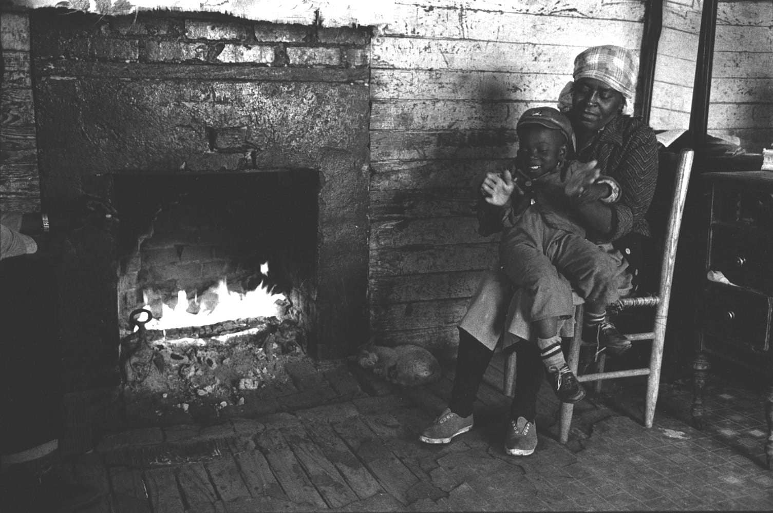 Constantine Manos, Untitled, Sharecroppers, South Carolina (mother and child seated near fireplace), 1965