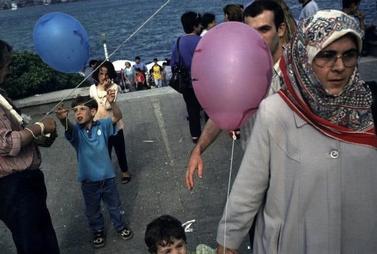 Alex Webb, Istanbul (family/pink balloon), 1998