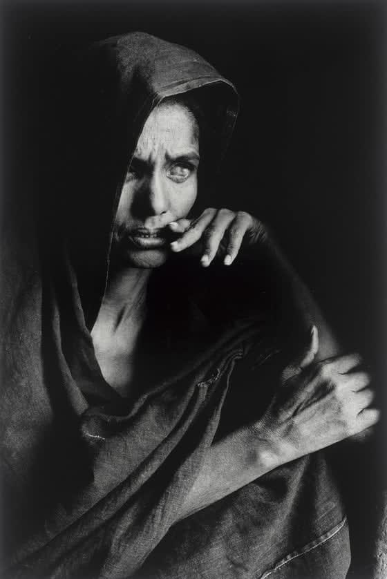 Sebastião Salgado, BLINDED BY SANDSTORMS AND CHRONIC EYE INFECTIONS, THIS WOMAN IS WAITING FOR FOOD DISTRIBUTION, GOUNDAM REGION, MALI 85-3-13-43