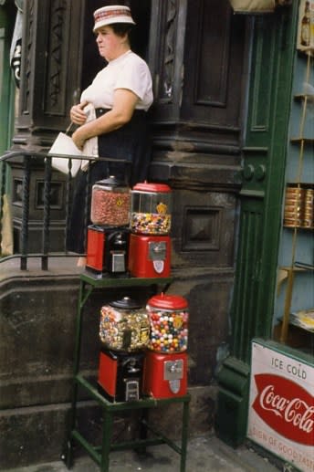 Helen Levitt, Untitled, New York (woman and candy machine), 1954/1998