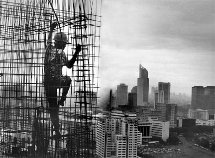 Sebastião Salgado, Indonesia (man on scaffold, buildings), 1996