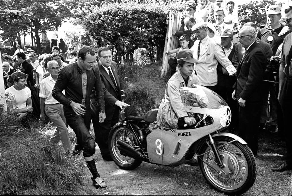 Jesse Alexander, Mike Hailwood and Honda Mechanic with Honda Six, Isle of Man TT, Isle of Man, 1967