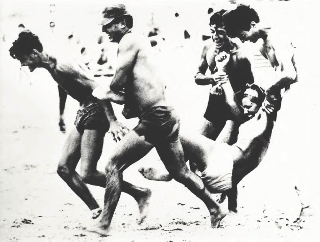 Mario Giacomelli, Romping on the beach