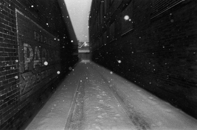 Mark Cohen, Snow falling in the alley, 1977