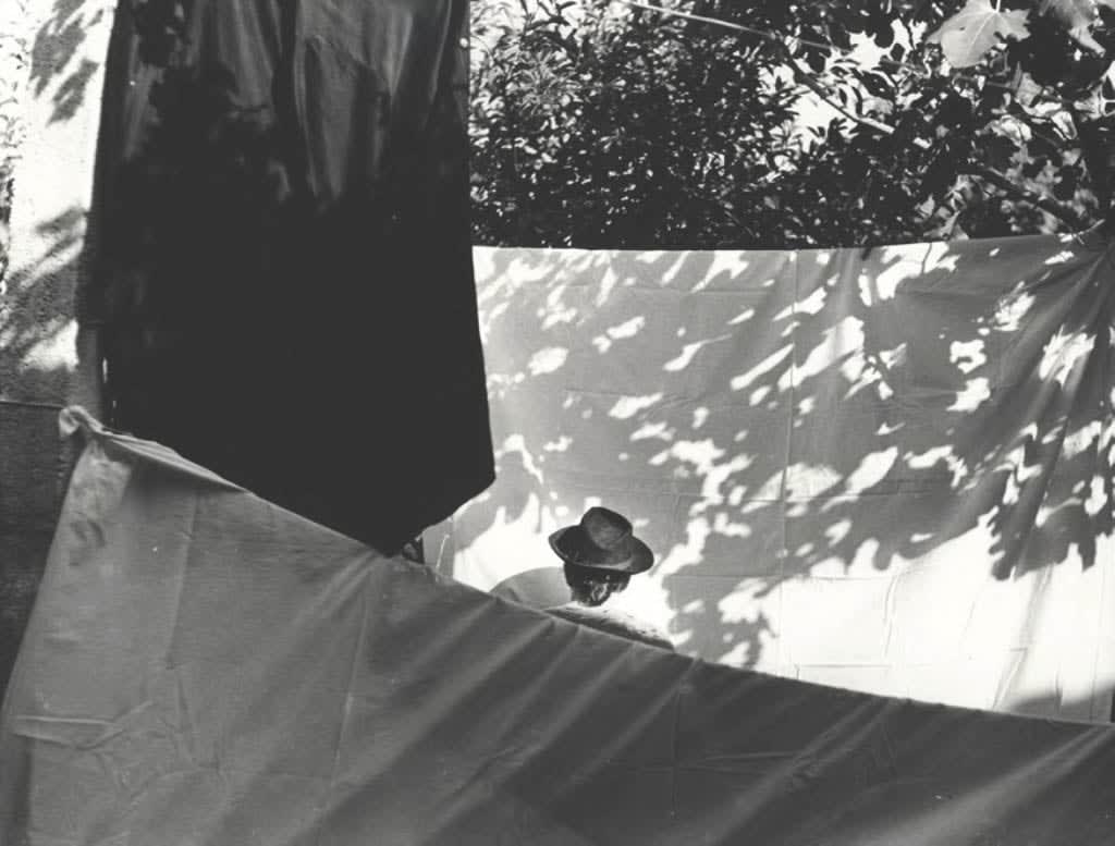 Mario Giacomelli, Fedora, white tarp and tent