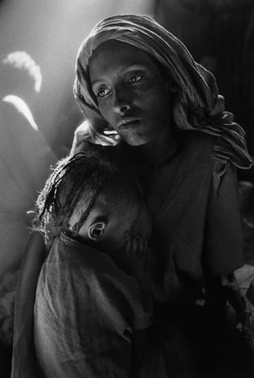 Sebastião Salgado, CHILDREN'S WARD IN THE KOREM REFUGEE CAMP, ETHIOPIA [MOTHER & CHILD]84-3-234-15
