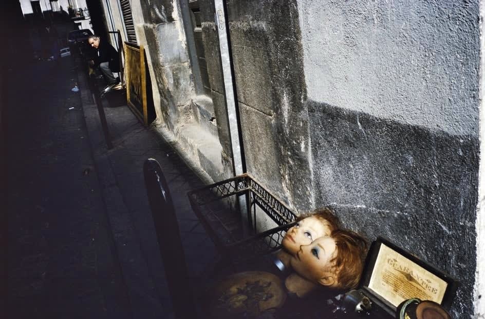 Alex Webb, Madrid (two mannequin heads for sale), 1992