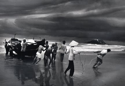 Sebastião Salgado, Vietnam (pulling boat ashore), 1995/2003