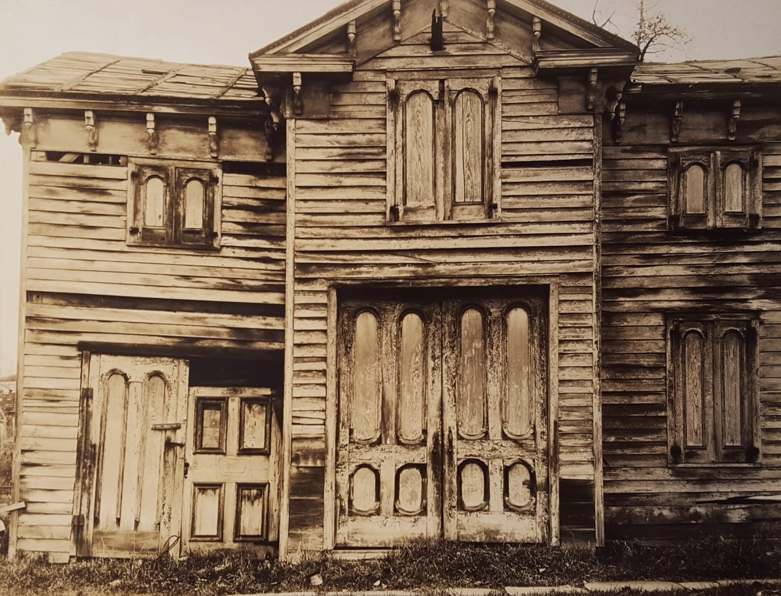 Walker Evans, Barn, Athens, New York [Dilapidated Italianate Revival Farmhouse], 1931 - 1933