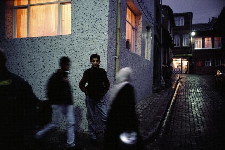 Alex Webb, Istanbul (Boy against tiled wall at night), 2001