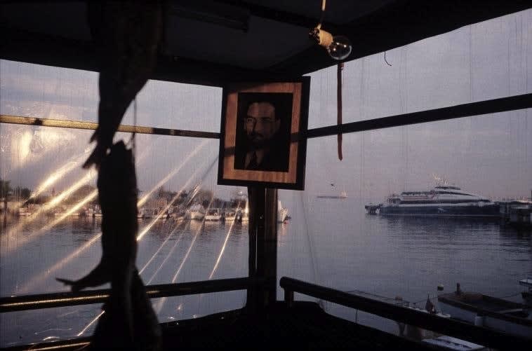 Alex Webb, Istanbul (Ataturk picture/port), 2001
