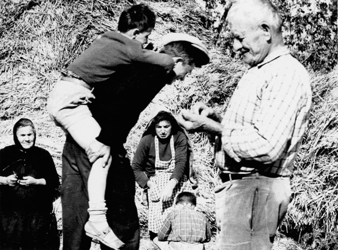Mario Giacomelli, Scanno, Italia del Sud 146 (piggy back in front of haystack), 1962