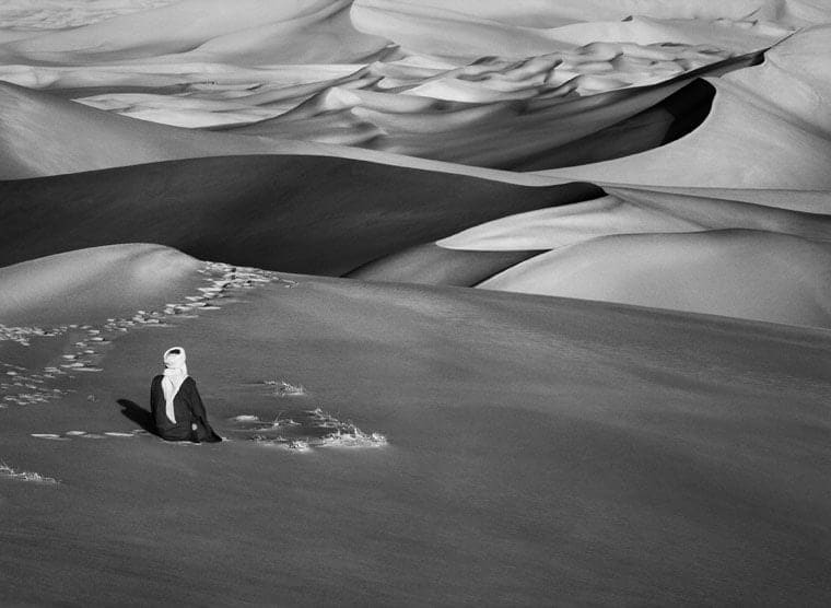 Sebastião Salgado, Prayer in the sand dunes, Algeria, neg.09-2-13753, 2009