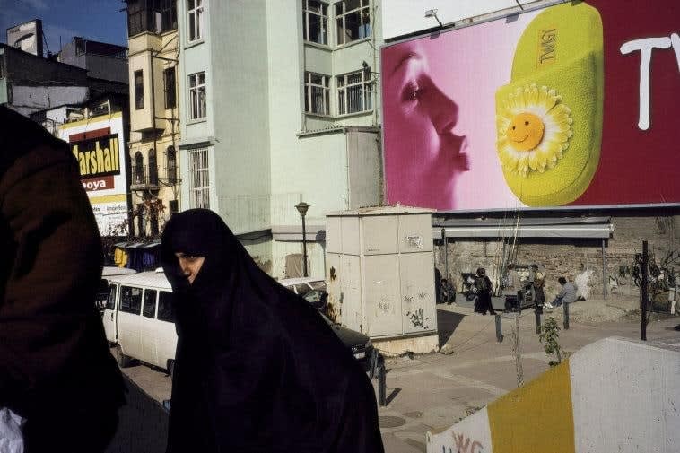 Alex Webb, Istanbul (Woman in burqa), 2001