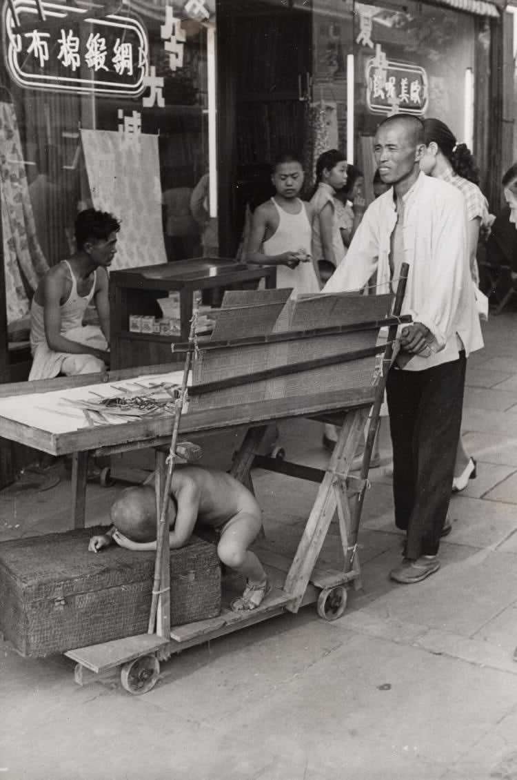 Henri Cartier-Bresson, Shanghai, Marchant Ambulant , July 1949