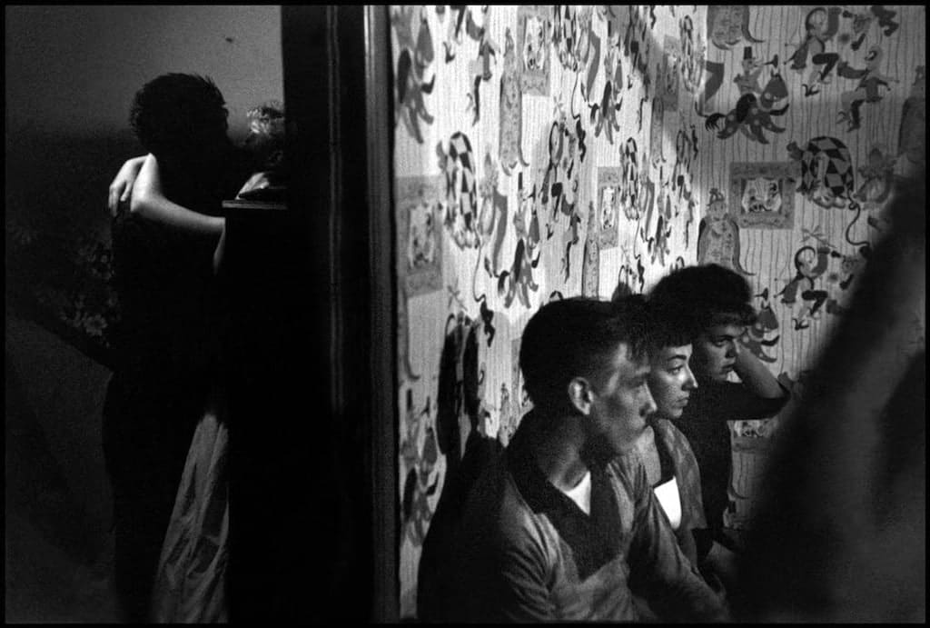 Bruce Davidson, Brooklyn Gang (couple kissing in corner), 1959
