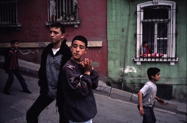 Alex Webb, Istanbul (teens on sloping street), 2001