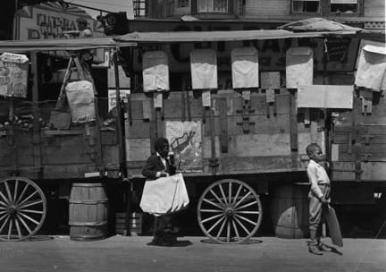 Aaron Siskind, Harlem (two boys in front of peddler's cart), 1935