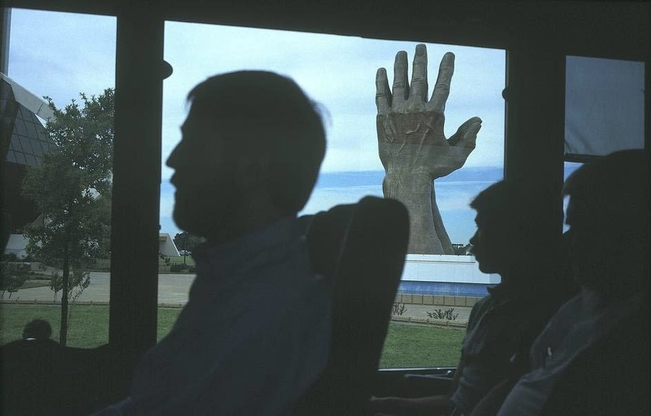 Alex Webb, Tulsa, Oklahoma (praying hand sculpture), 1989
