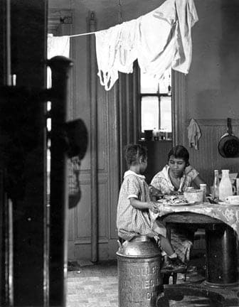 Aaron Siskind, Harlem (mother & daughter in kitchen), 1936