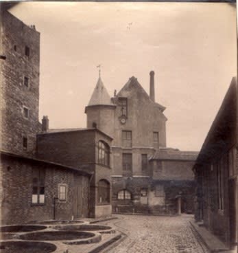 Eugene Atget, Rue des Gobelins: Maison de la Reine Blance, XIII Quartier Croulebarde (3047), c.1898