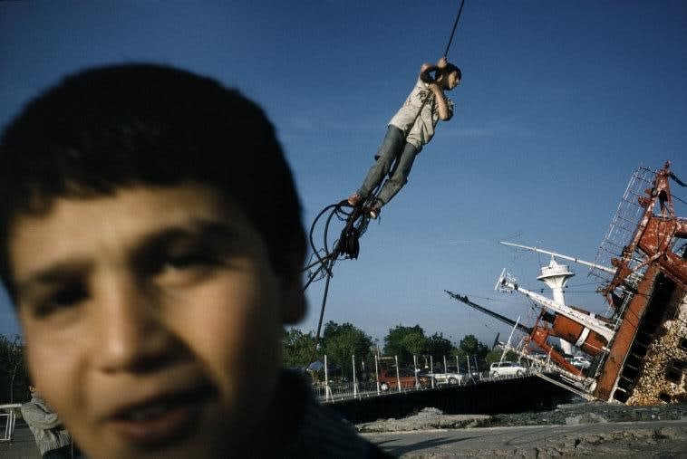Alex Webb, Istanbul (Boy on steel cable), 2004