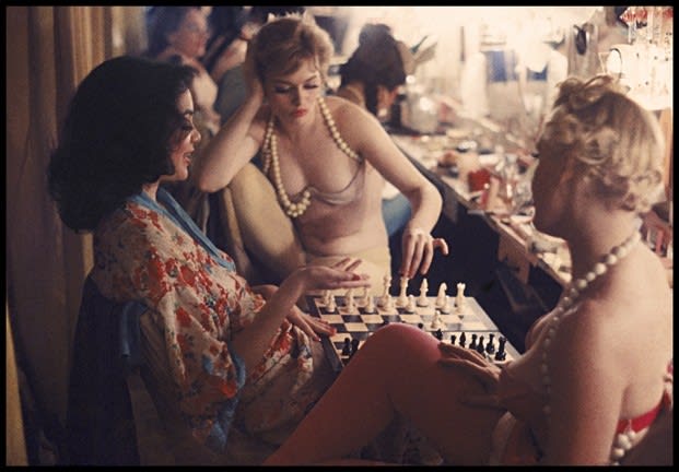 Gordon Parks, Showgirls Play Chess Backstage at the Latin Quarter Nightclub (70.048), GP05870, 1958