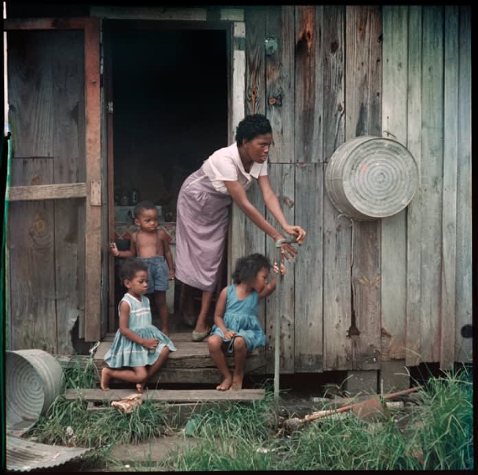 Gordon Parks, Mother and Children, Mobile, Alabama (37.010), 1956